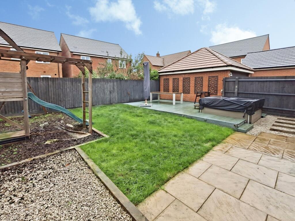 House in Nuneaton and Bedworth, Warwickshire - More