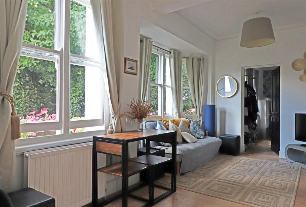 Apartment in Reigate and Banstead, Reffles Bridge, Earlswood - More