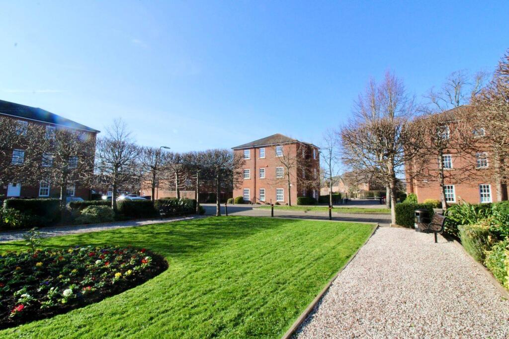 1-bed flat on Knowle Avenue, Knowle, Wickham, £170,000