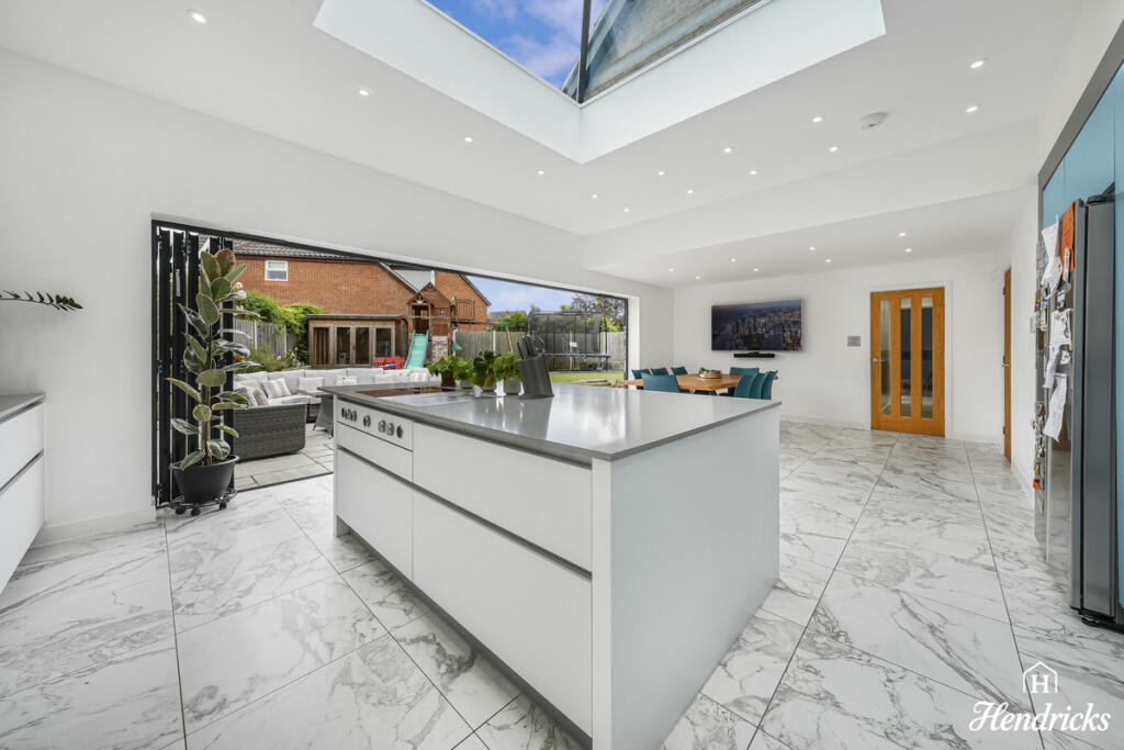 Downhall Park Way, Rayleigh, SS6 9 - View 4