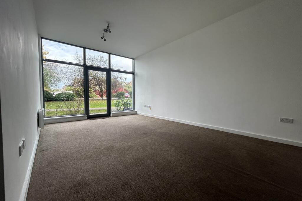 Apartment in Southend-on-Sea - View 2