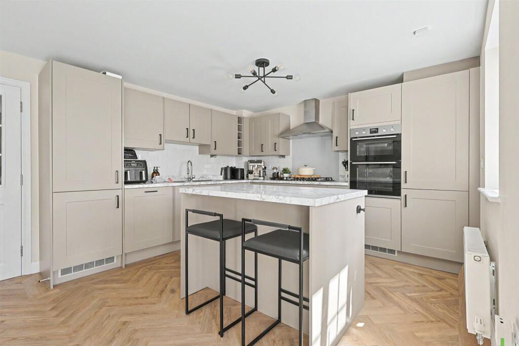 House in Rochford, Hullbridge - View 4