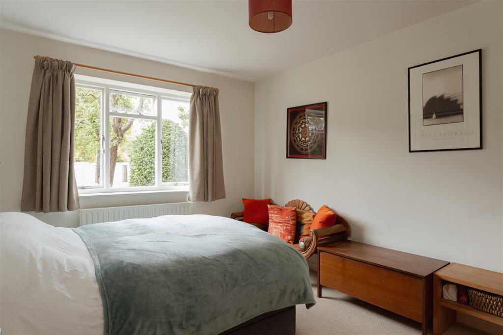 Apartment in Reigate and Banstead, South Park - View 4
