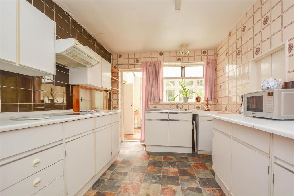 Mount Crescent, Warley, Brentwood photo 3