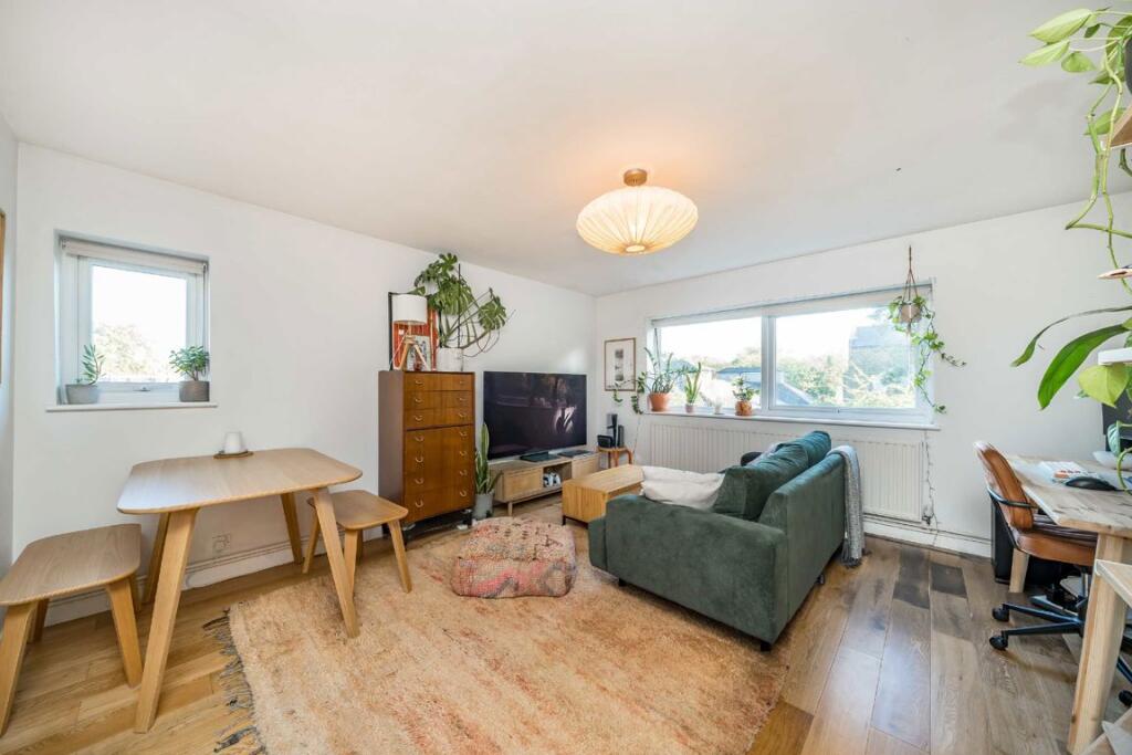 1-bed flat on West Avenue, Walthamstow, £365,000