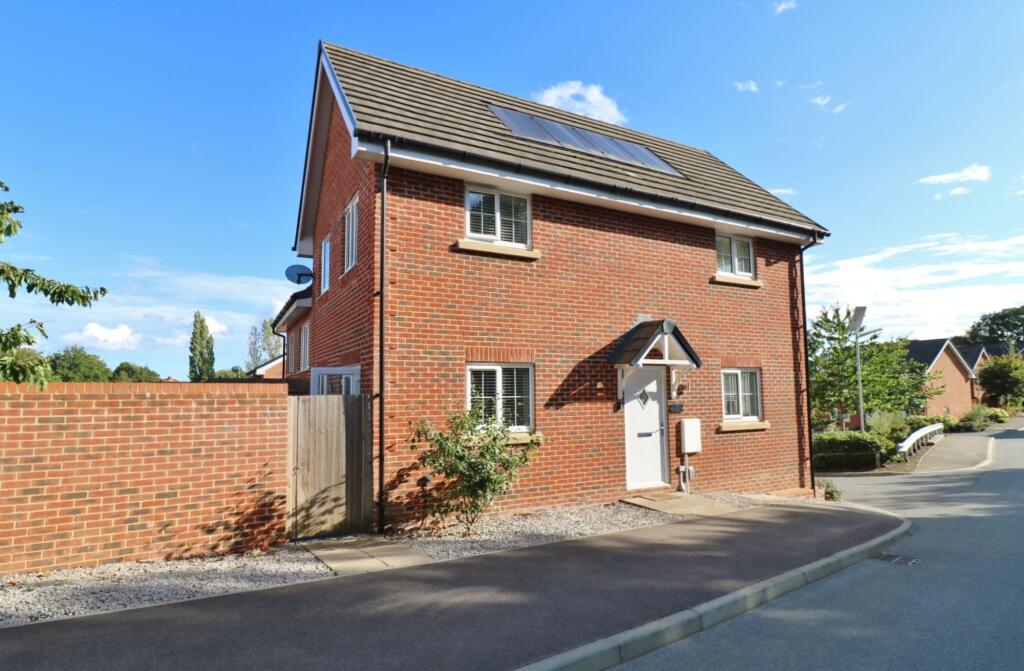 3-bed semi-detached on Oakeley Vale, Bursledon, SO31, £350,000