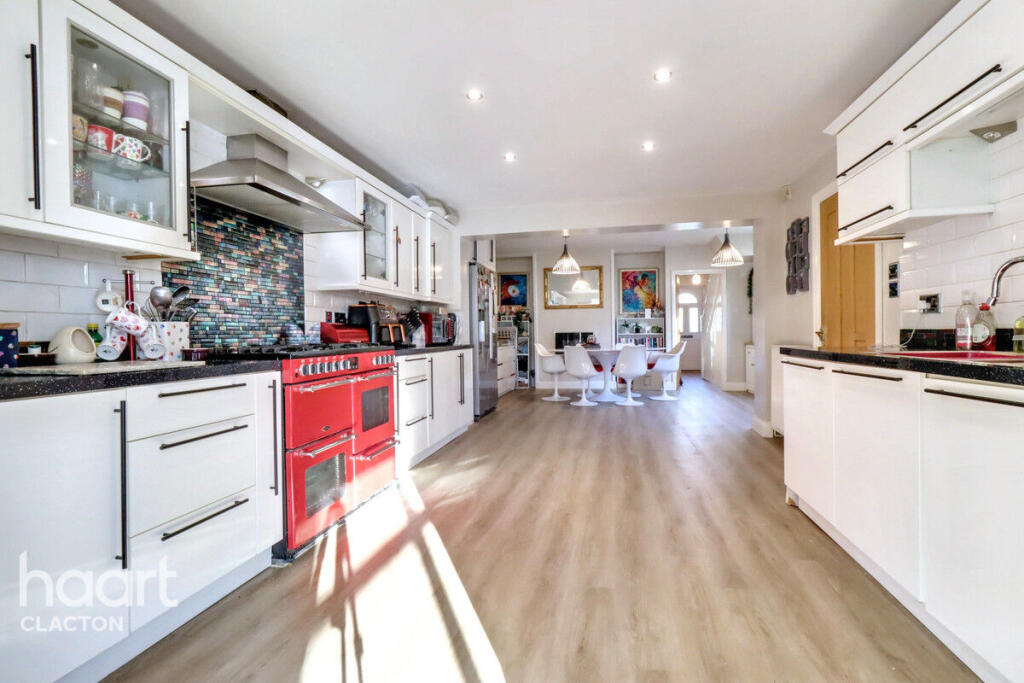 Thorpe Road, Frinton-On-Sea photo 3