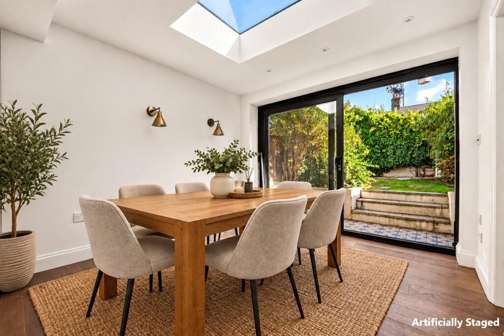 House in London, Highams Park - View 3