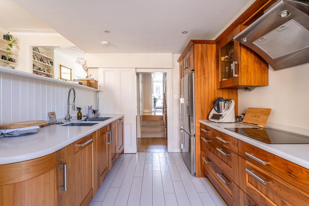 4 bedroom maisonette for rent