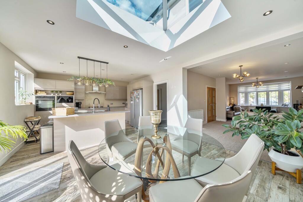 Swakeleys Drive, Ickenham, Middlesex photo 3