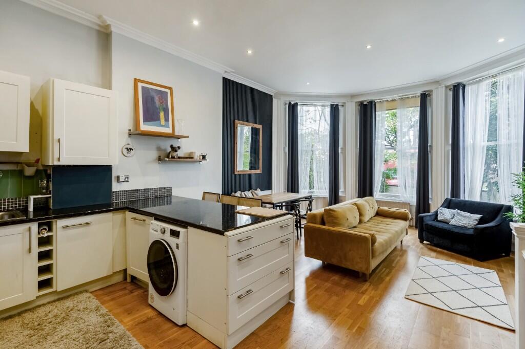 Streatham High Road, London, SW16 photo 2