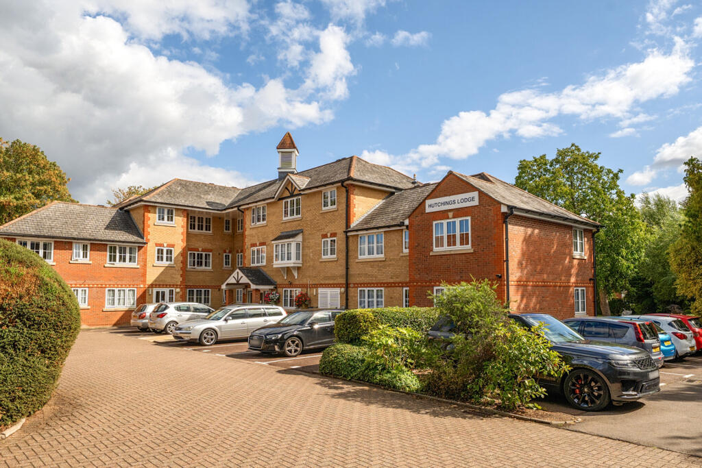 2-bed flat on High Street, Rickmansworth, Hertfordshire, £250,000