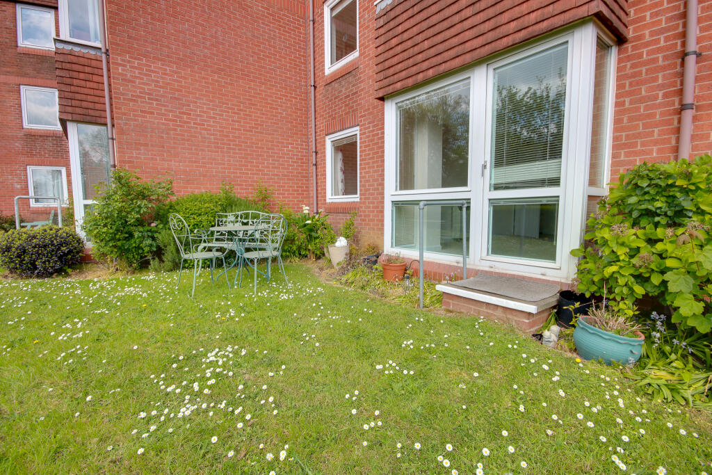 Main image of property: BITTERNE PARK! EXTENDED LEASE! OVER 60'S! DIRECT ACCESS ONTO COMMUNAL GARDENS