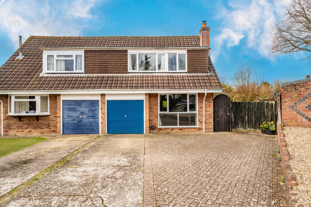 Main image of property: Foxmoor Close, Oakley, Basingstoke, RG23 7BQ