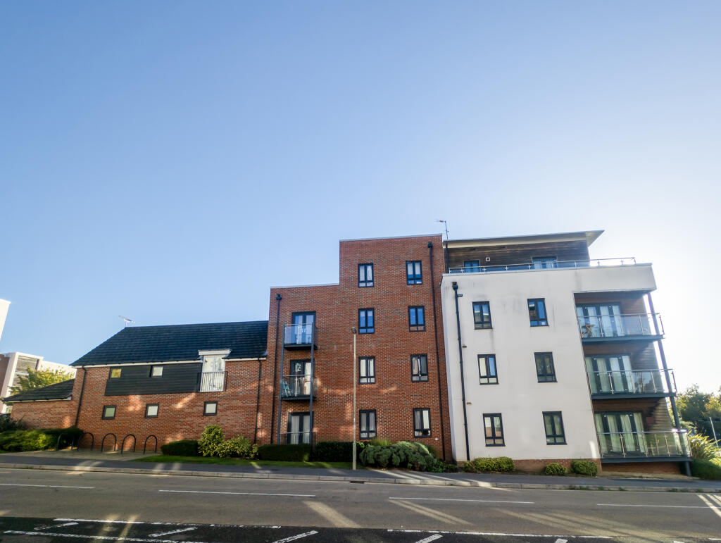 2-bed flat on Sinclair Drive, Basingstoke, Hampshire, £190,000
