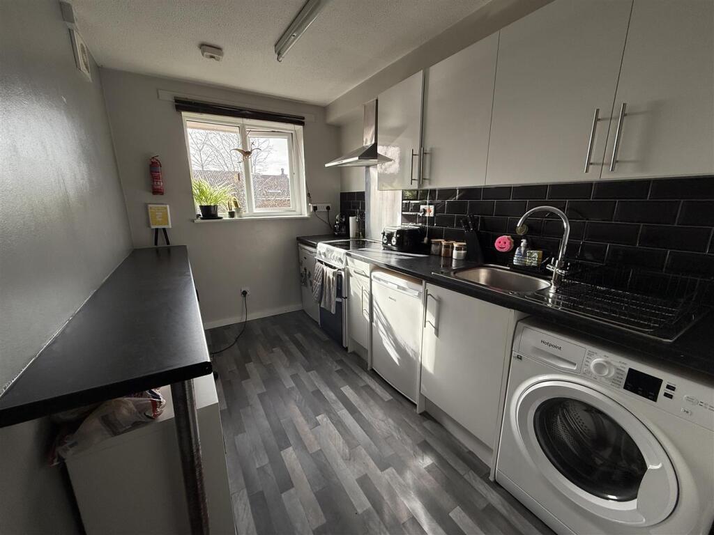 Caernarvon Close, Stretton, Burton-On-Trent photo 4