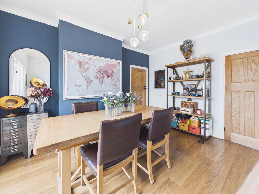 House in Nottingham, Porchester Gardens, Woodthorpe - More