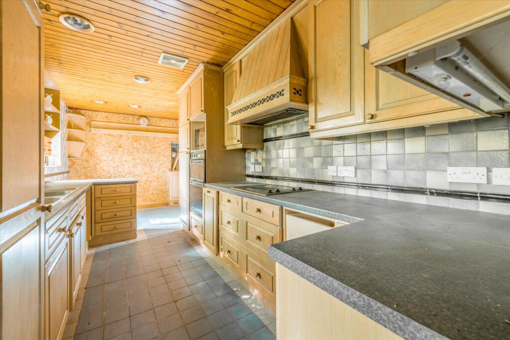 House in Sevenoaks, Halstead - More