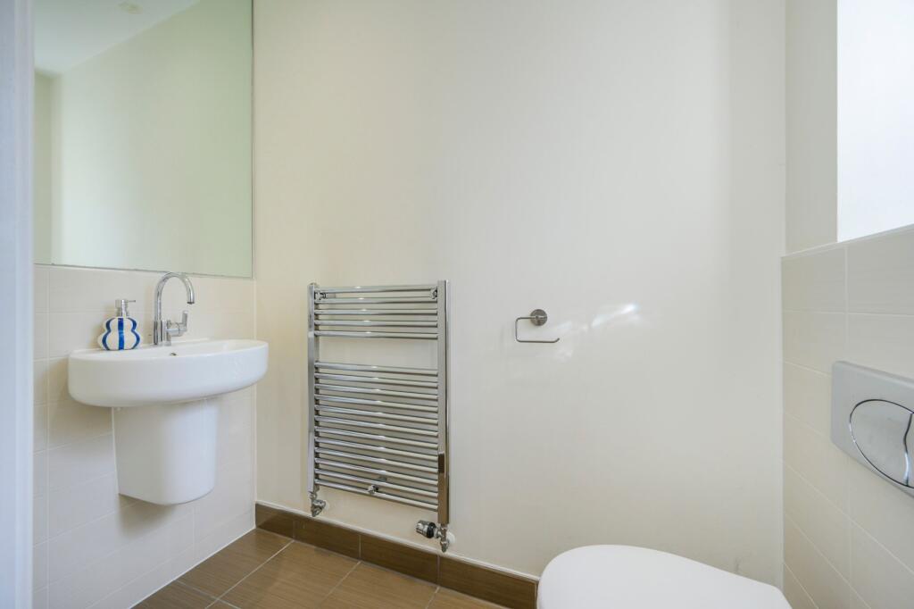 House in Wokingham, Emmbrook - More