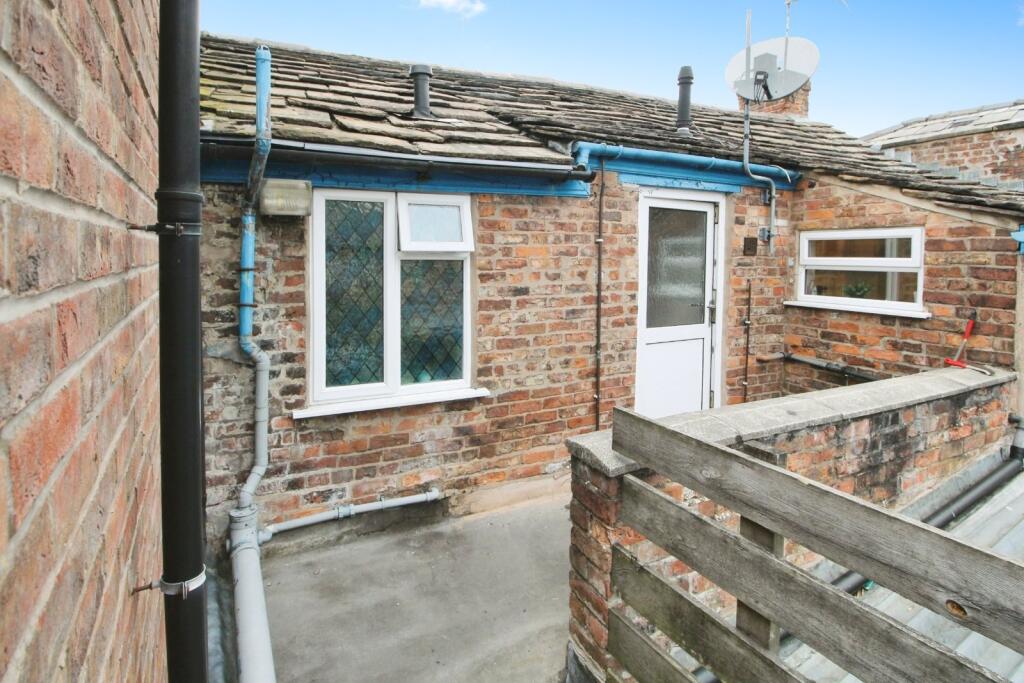 3-bed flat on 18, Cross Street, Macclesfield, Cheshire, SK11, £220,000