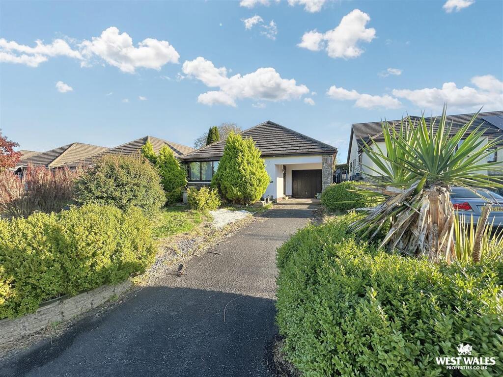 Main image of property: Dol Y Dderwen, Llangain, Carmarthen