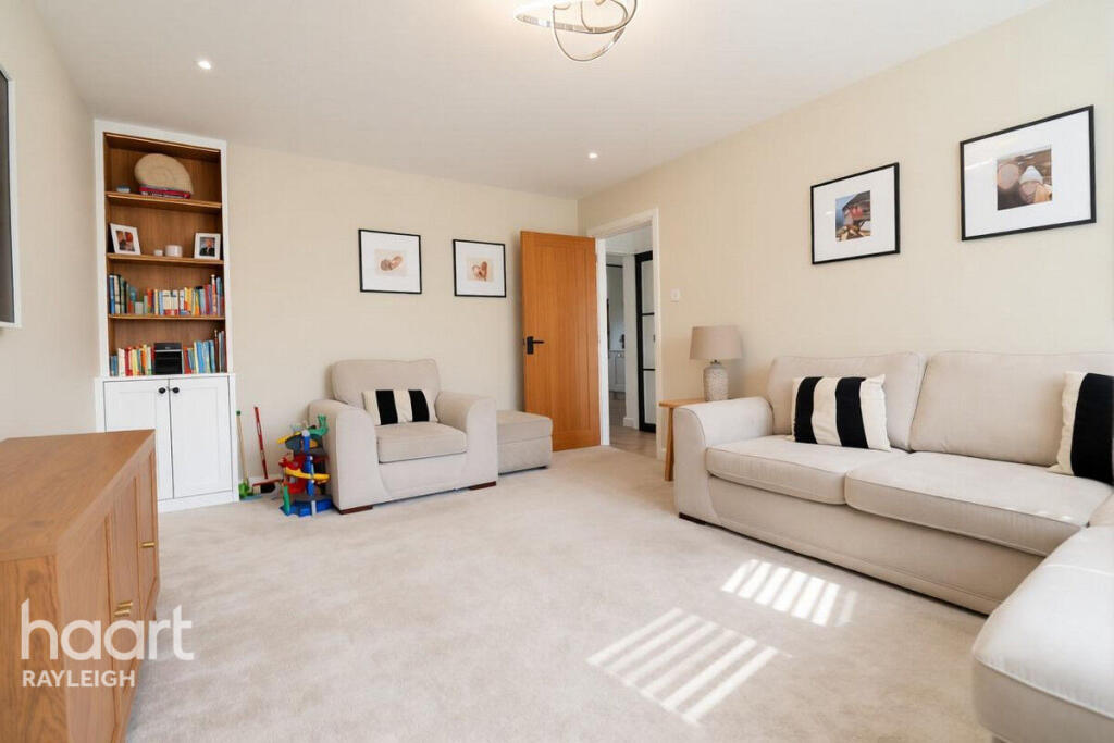 House in Rochford, Rayleigh - View 4