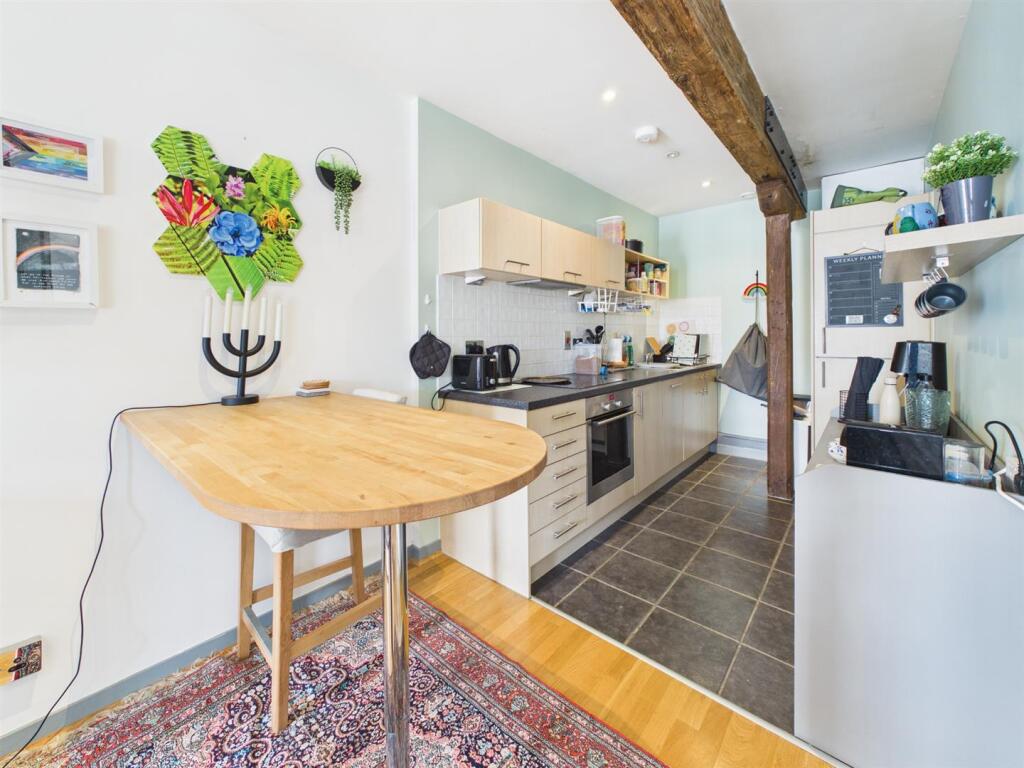 Apartment in Gloucester, Linden - More