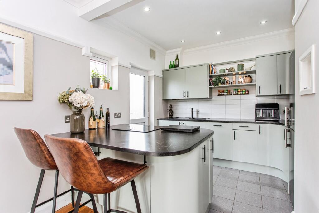 Midhurst Avenue, Westcliff-on-Sea, Essex, SS0 photo 4