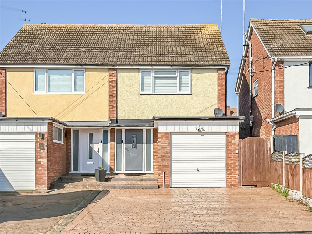 3-bed semi-detached on Oakleigh Avenue, Hullbridge, Hockley, £375,000