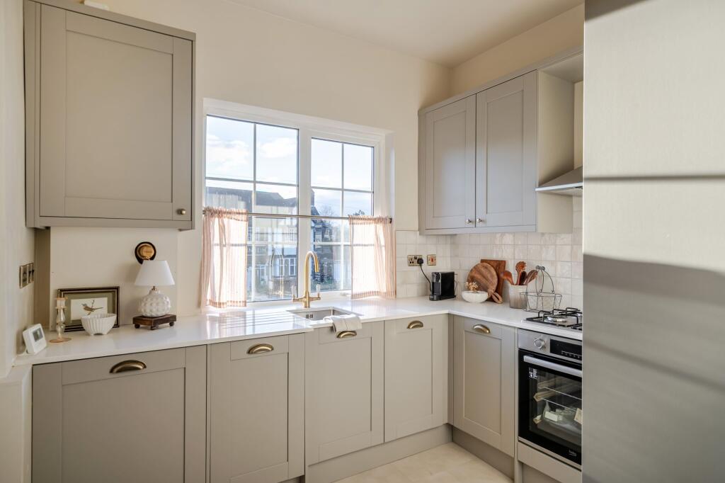 Manor Green Road, Epsom, KT19 photo 3