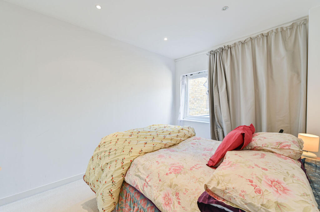 Main image of property: High Street Colliers Wood, Colliers Wood, London, SW19
