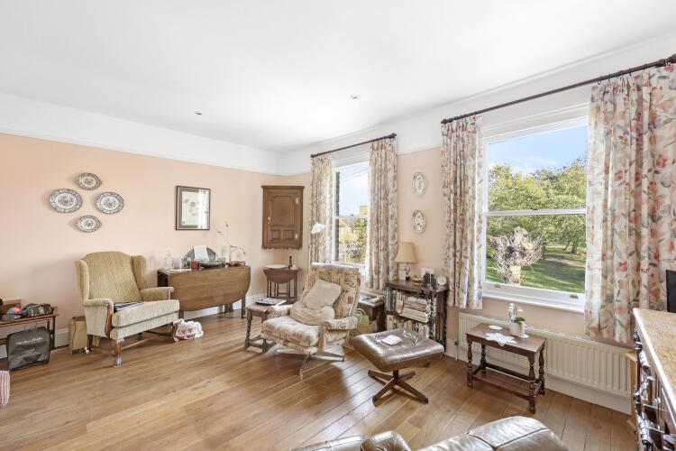 Hills Road, Buckhurst Hill, Essex, IG9 photo 3