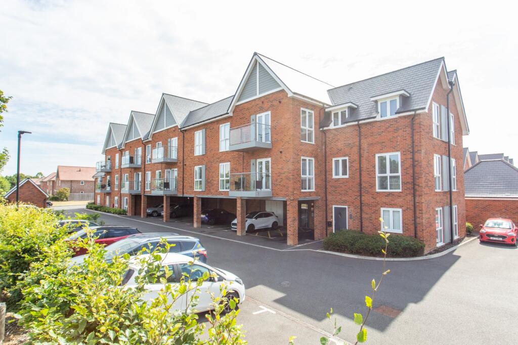 2-bed flat on Steel Close, Herne Bay, CT6, £240,000