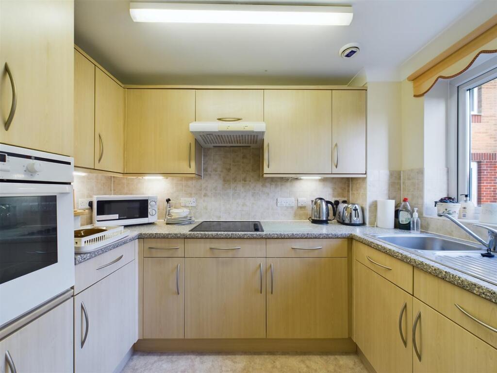Apartment in Crawley, West Sussex - View 2