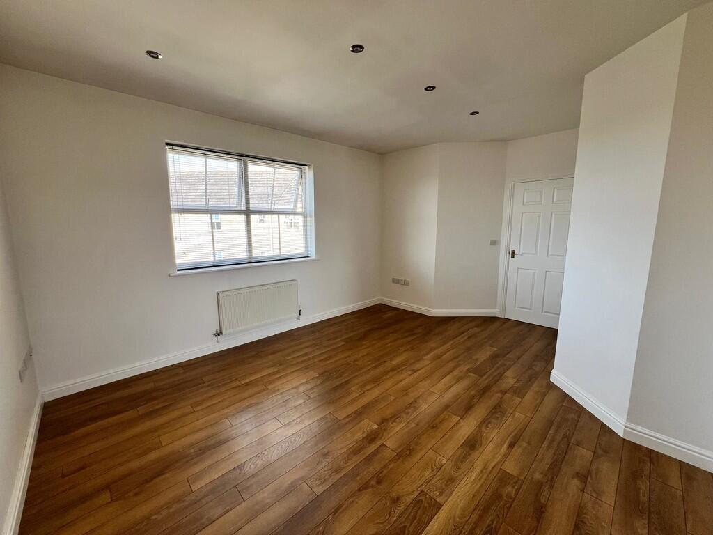 Apartment in North Hertfordshire, Royston - View 2