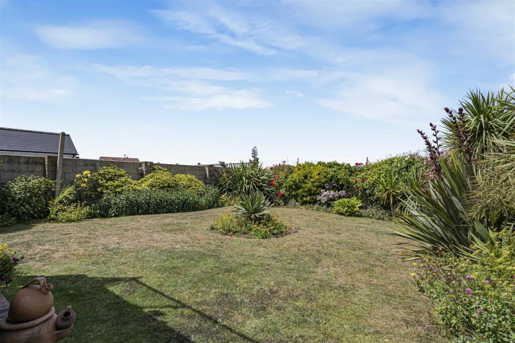 Roderick Avenue, Peacehaven photo 4