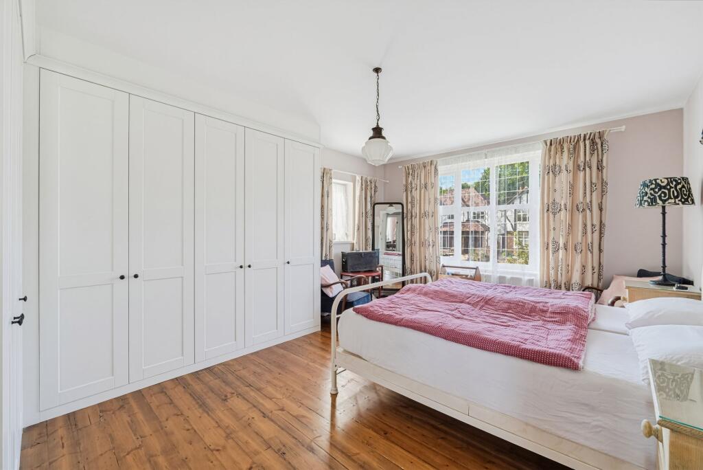 House in Epsom and Ewell, Woodcote, Epsom - More