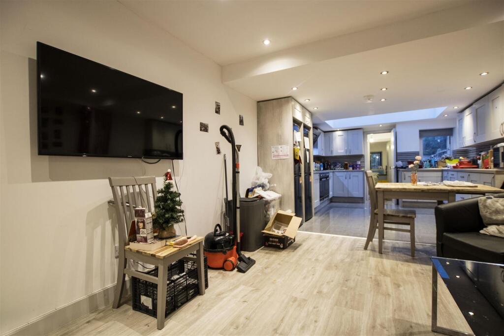 6 bedroom house for rent