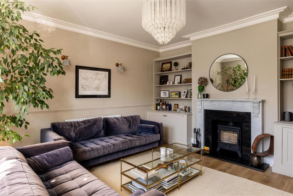 House in Reigate and Banstead, Woodhatch - View 4