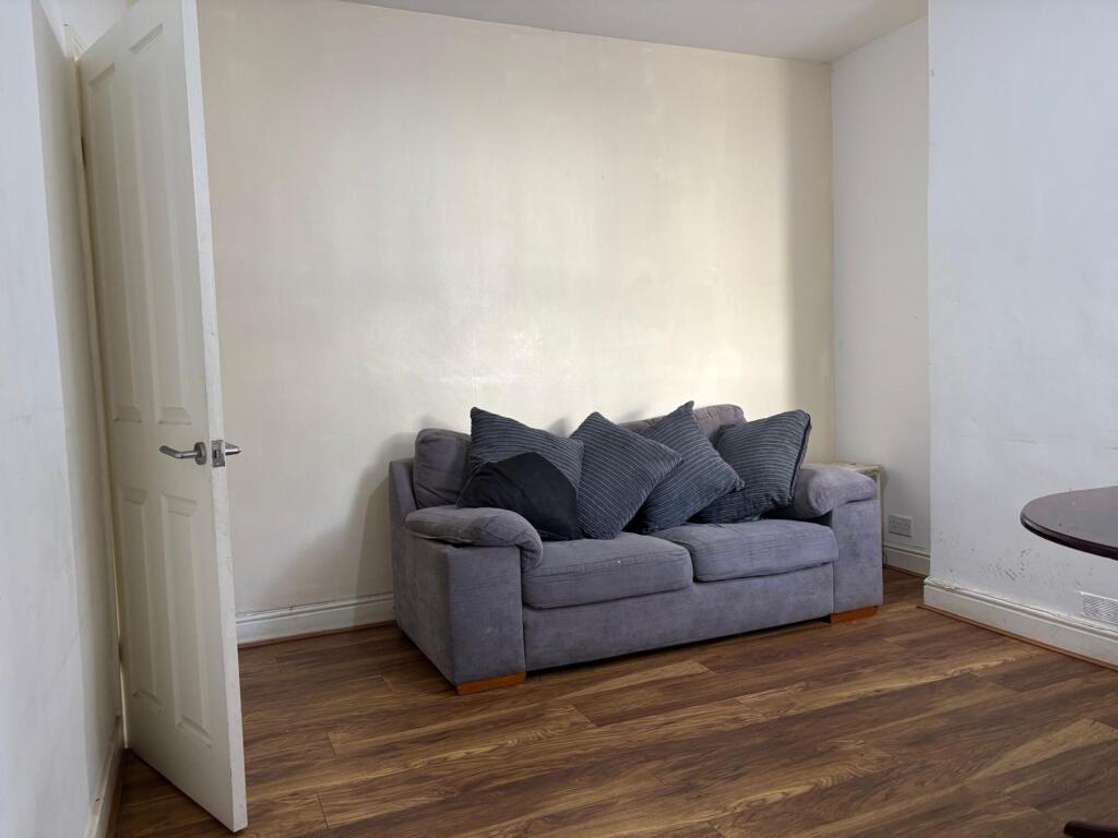 House in Croydon - View 4
