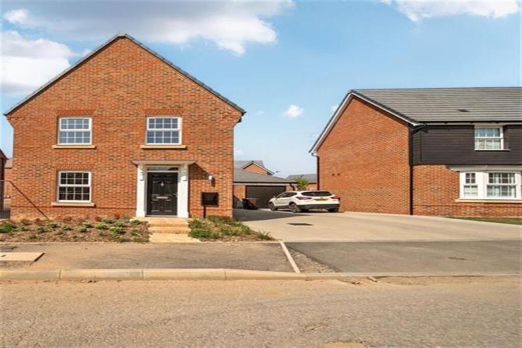 Main image of property: 4 bedroom Detached House in Farmers Road, Finchampstead
