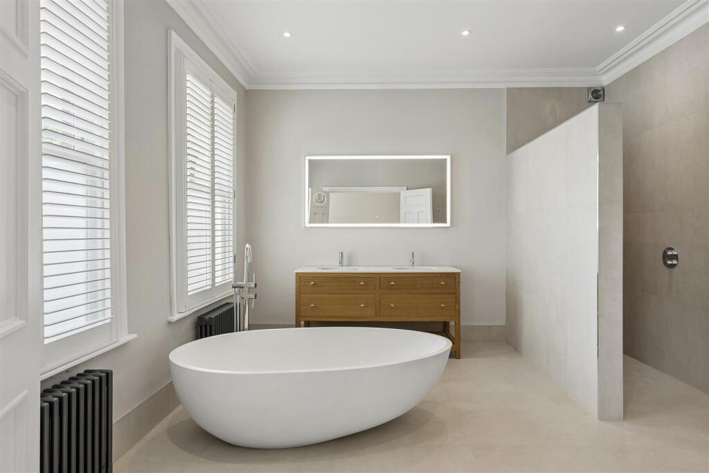 House in London, Willesden Green, Mapesbury - More