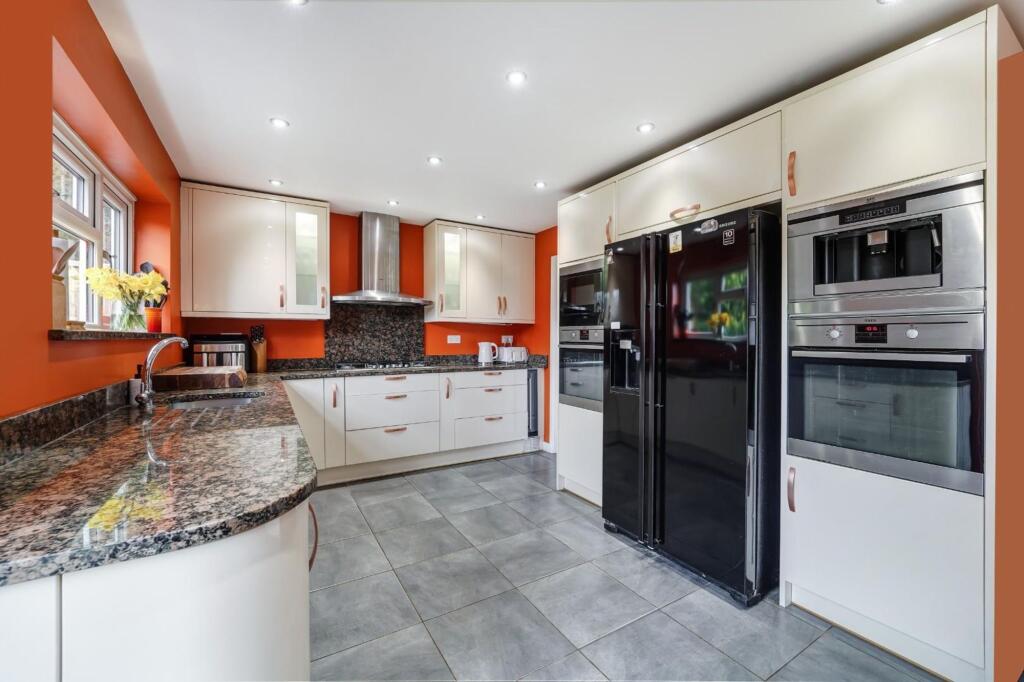 House in Reigate and Banstead, Tadworth - View 3