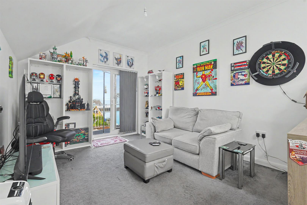 Apartment in Southend-on-Sea - View 4