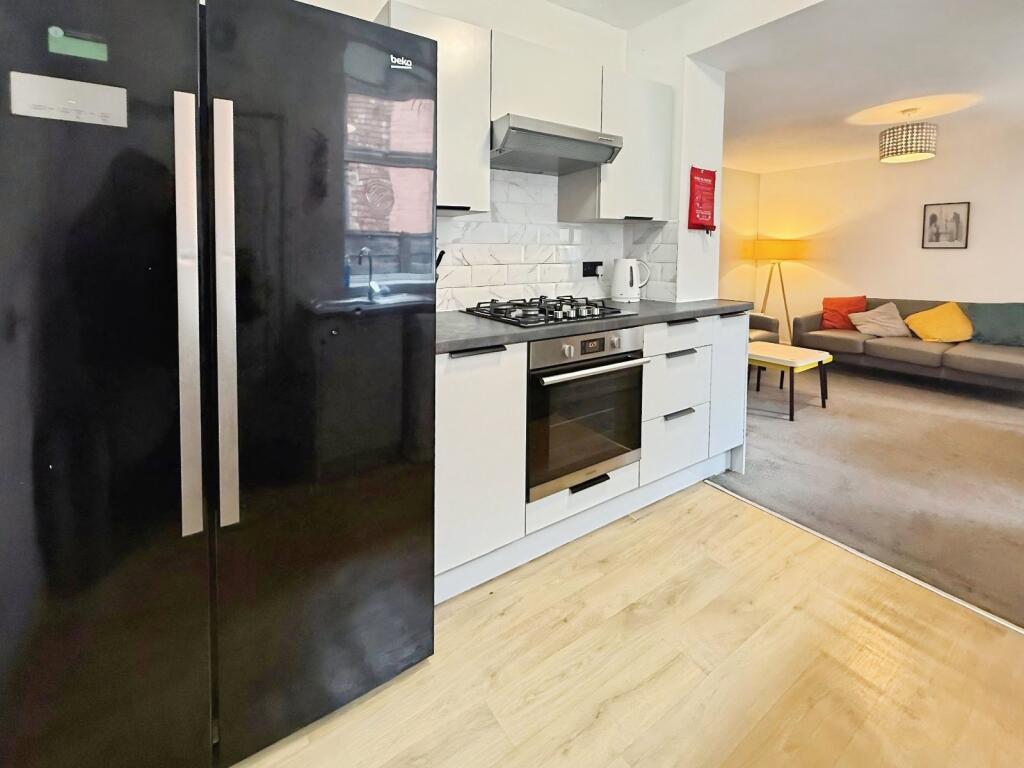 6 bedroom semi-detached house for rent