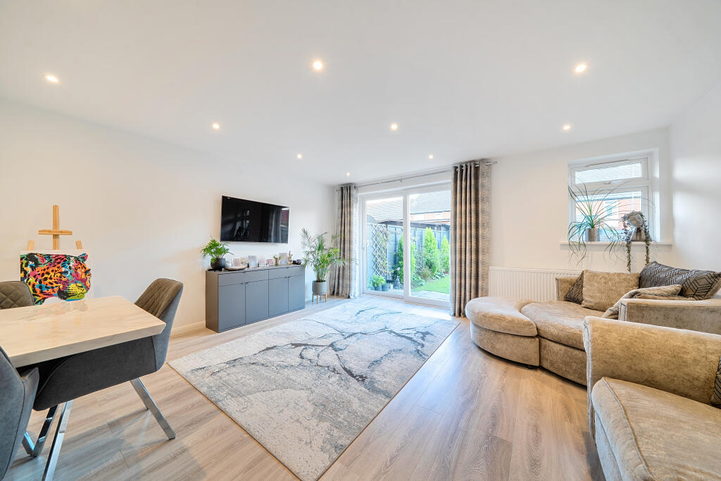 House in Horsham, North Horsham - More