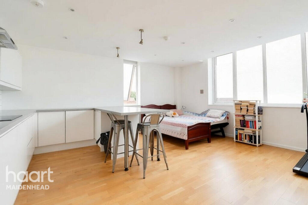 Apartment in Slough - More