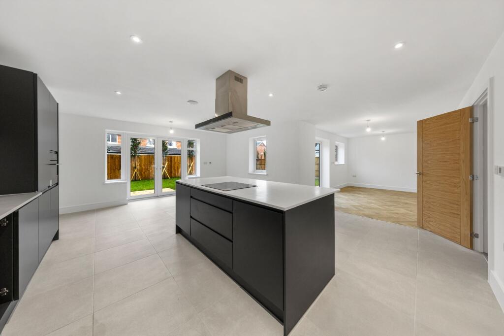 Church End, Hale Village, L24 photo 4