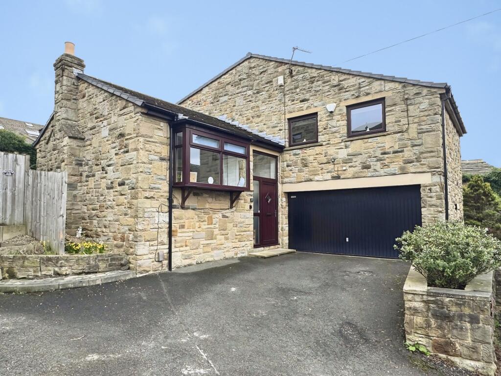 3-bed detached on Fall Lane, Hartshead, Liversedge, WF15, £550,000