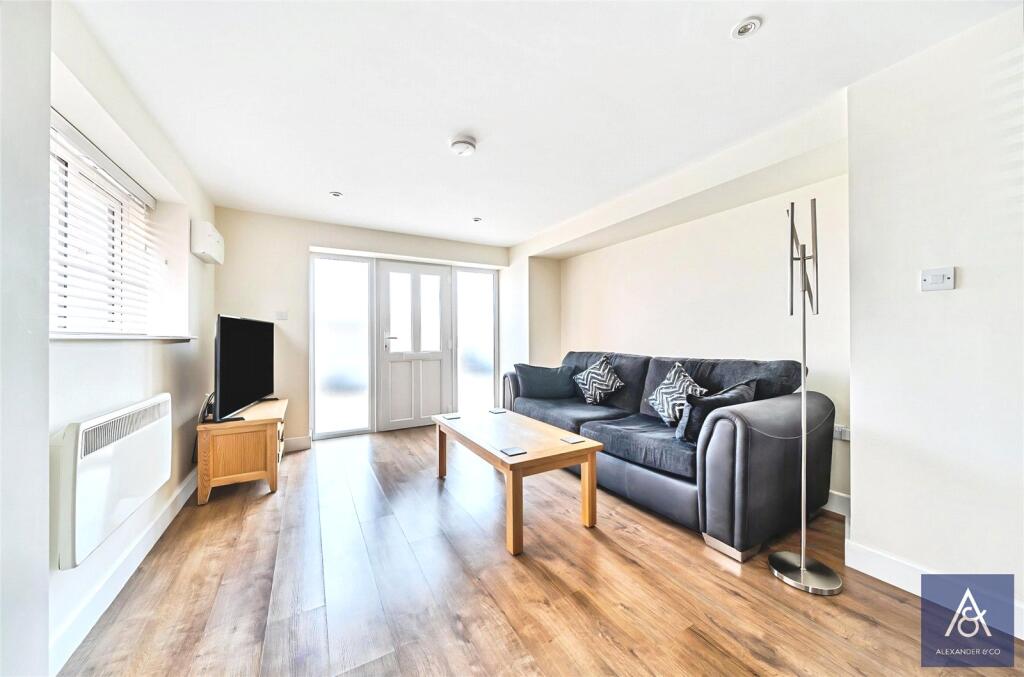 Apartment in Brackley, West Northamptonshire - View 3